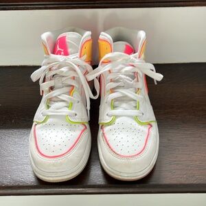 Air Jordan 1 Mid SE GS 'Edge Glow, size 6y